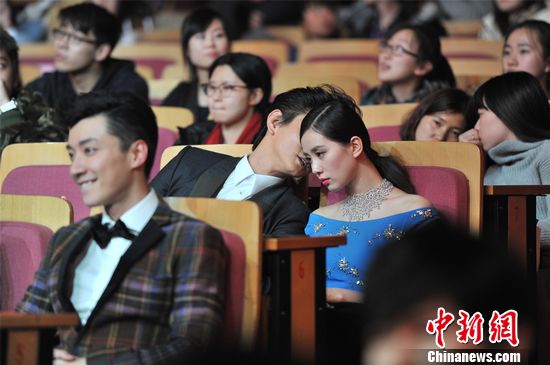 《国剧盛典》揭幕 李易峰钟汉良挽手秀恩爱(