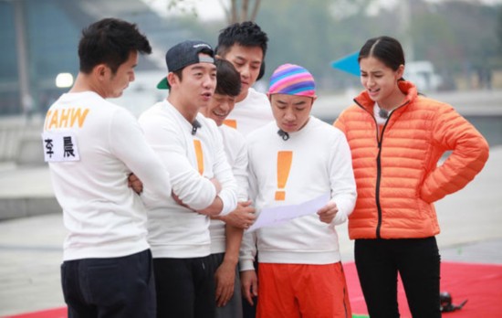 奔跑吧兄弟》挑战终极指压板 Angelababy脚踩