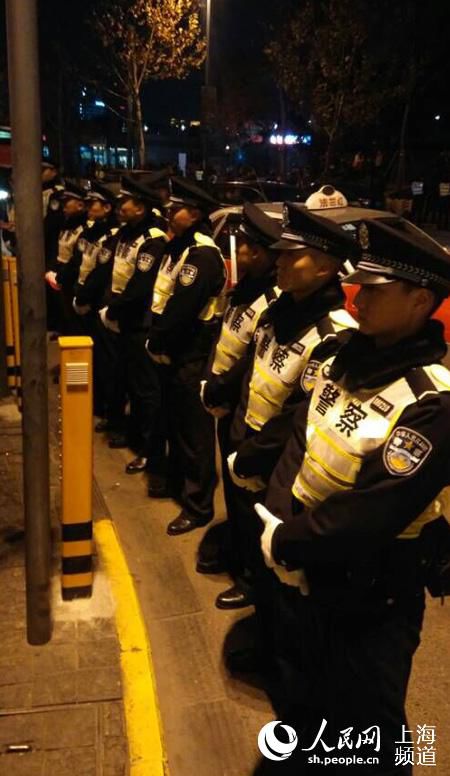 今晚外灘：警察組成人牆 分割逆向人流【2】