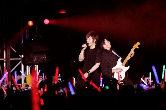 五月天跨年演唱会萤火晚会15万人萤火围炉