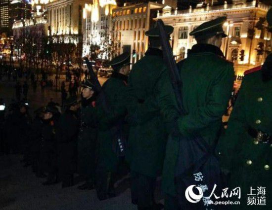 今晚外灘：警察組成人牆 分割逆向人流【3】