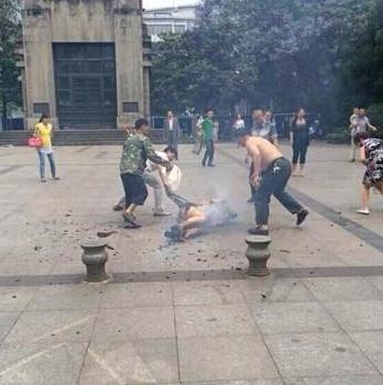 成都男子雪地半裸求婚昆明男子自焚 揭刘老根