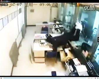 点击图片查看详情 \"最淡定劫匪\"抢银行-男子嫌工资低持铁锤抢银行 砸烂柜台玻璃 图