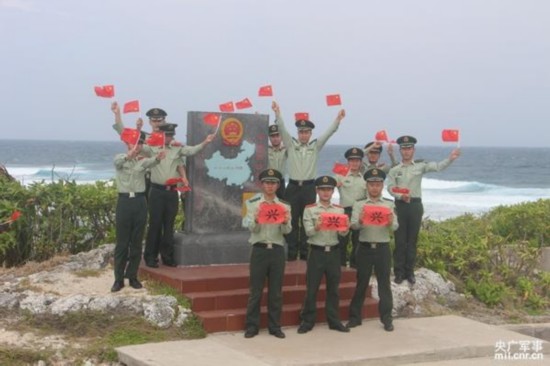 轮换干部和三沙边防派出所官兵在永兴岛石岛主权碑前合影留恋迎接元旦到来。 据所长向南虎介绍,这是新战士入岛和干部轮换上岛时必须上的第一课,这个红色传统代代相传,延续至今,目的就是要让新入岛的官兵牢记历史使命,增强戍边卫国意识,扎根海岛,爱国奉献。这次6名轮换干部是总队党委在全省边防部队挑选并经过层层审核选拔出来的,前两天刚刚到三沙报到的,由于这个时节海面风浪大,他们经过12小时的海上颠簸才抵达永兴岛。三沙边防支队特意选择在31号这个辞旧迎新的时刻,组织他们到纪念碑前宣誓,正式吸纳他们加入三沙边防队伍,可