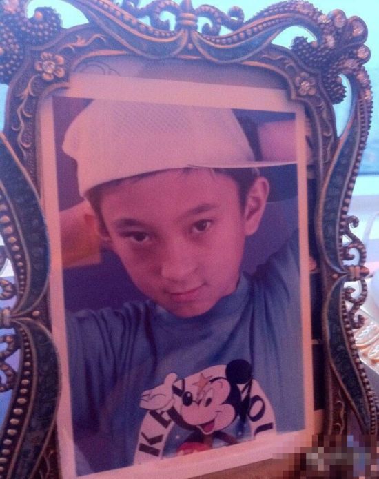 王思聪生日800万老婆团送祝福 童年照曝光