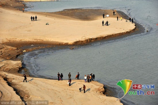 长江武汉段枯水 大片江滩裸露成市民观景平台