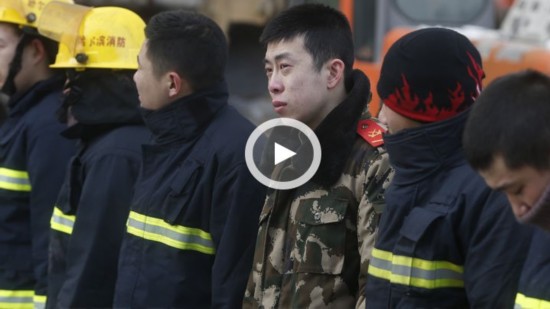 直击:哈尔滨牺牲消防员遗体被找到 战友痛哭