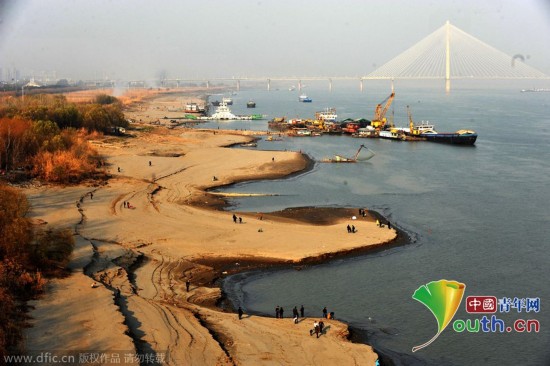长江武汉段枯水 大片江滩裸露成市民观景平台