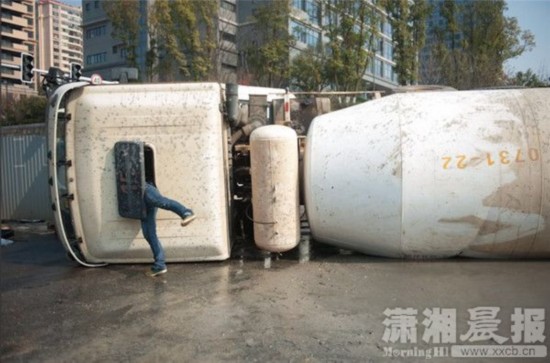 长沙一水泥搅拌车侧翻撞到中巴 无人员伤亡