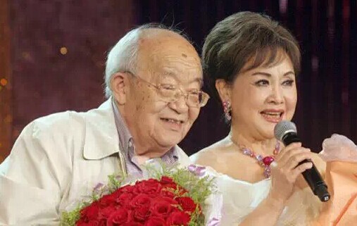 春晚史料：《难忘今宵》是怎么写成的？