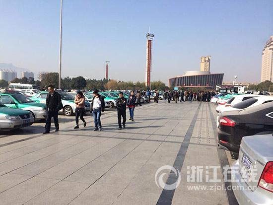 浙江东阳数百名出租司机聚集市政府门口罢工(