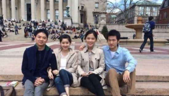 奶茶妹妹清空微博刘强东删示爱宣言 昔日街头