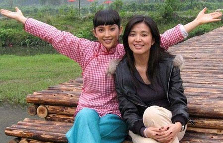 邓超晒与姐姐童年照眉眼相像 明星兄弟姐妹大