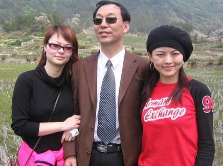 邓超晒与<em>姐姐</em>童年照遭<em>姐姐</em>暴打 盘点明星<em>亲属</em>