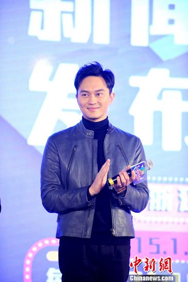 张智霖、袁咏仪加盟真人秀 现场相拥激吻(组图