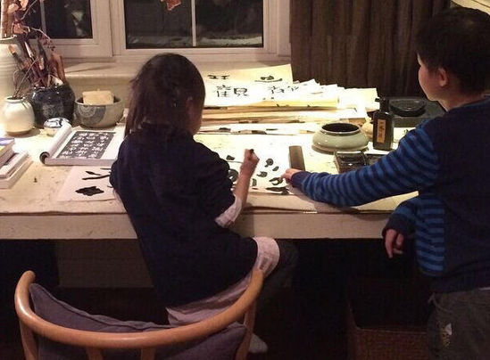孙楠晒儿子女儿练毛笔字照 伏案认真临摹字帖