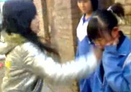 初二女生因未穿校服 被同学轮流扇耳光(图)
