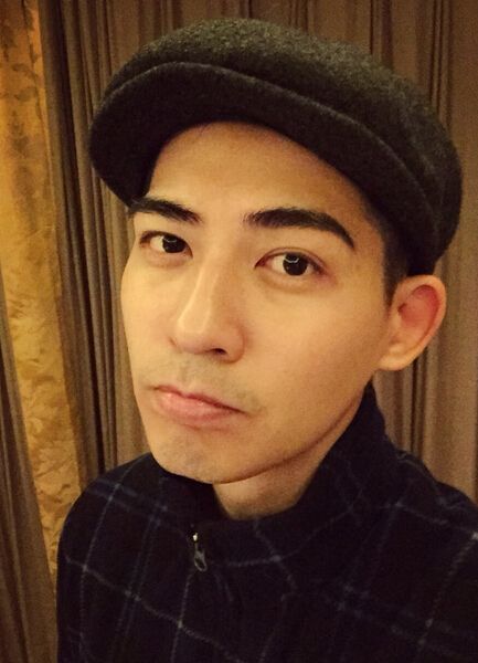 周渝民晒萌帅自拍照顶毛线帽眼神楚楚可怜8