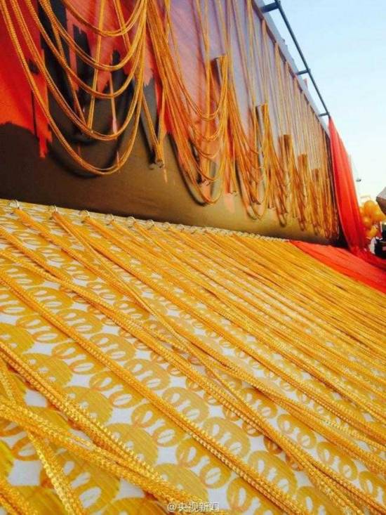 迪拜打造世界最长手工金链子 长达5522米(组图