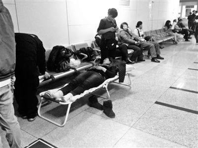 城管小贩冲突互指对方伤人 执法记录仪未拍下