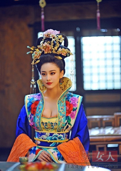 张馨予酥胸半露