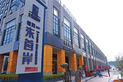 浦东时报特供:临港首条商业步行街对外开放