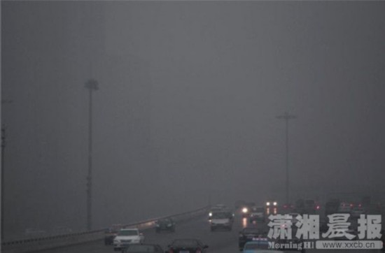 长沙遇新年首场雨雾 交警启动三级应急处置