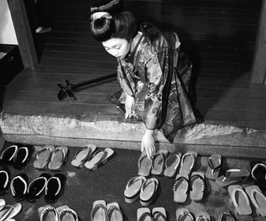 战败后日本艺妓:为国海外赚外汇 (图)