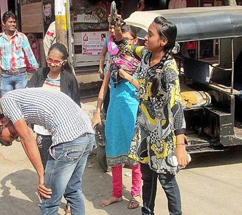 印度一男子骚扰女性 被受害者当众打屁股(图)