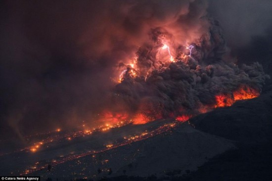 壮观！摄影师拍摄印尼火山喷发犹如末世