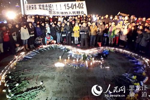 哈尔滨市民自发点蜡献花为仓库火灾遇难者默哀