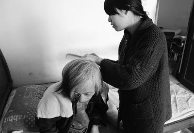 母亲病逝父亲小脑萎缩 19岁女儿放弃学业扛起