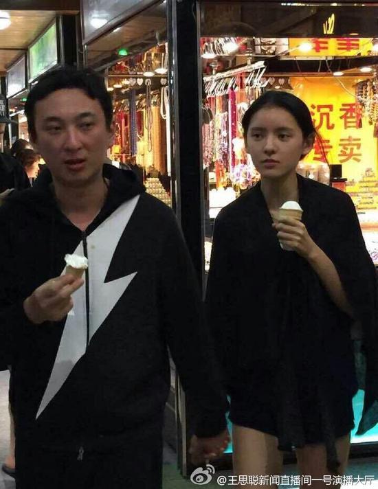 王思聪张予曦十指紧扣逛街 女友素颜清秀