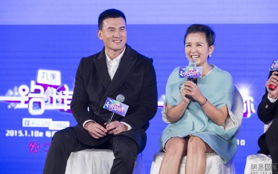 《一路上有你》发布会张智霖袁咏仪玩亲亲 何