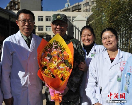 成都军区昆明总医院24人医疗队赴西非抗击埃