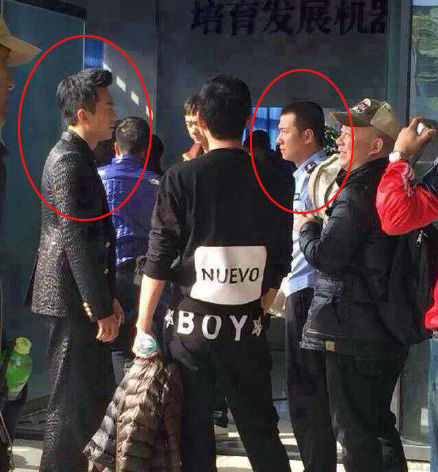 周星驰《美人鱼》拍摄现场照被曝 邓超戏服夸张闪亮