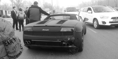 孕妇开车撞兰博基尼 车损或赔40万(图)