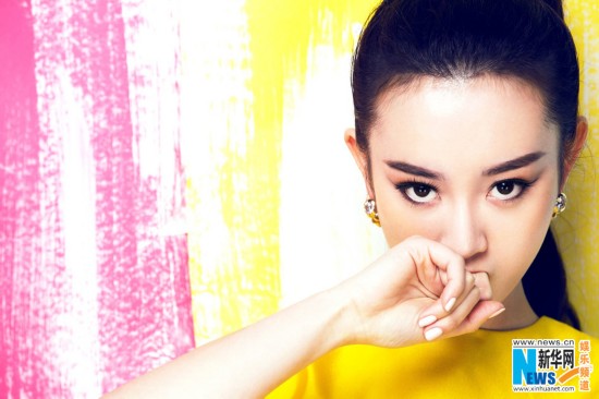 张檬糖果色彩漆写真明艳照人 眼神深邃勾人