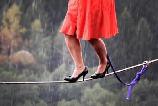 美国25岁女子细高跟鞋数千英尺走钢丝