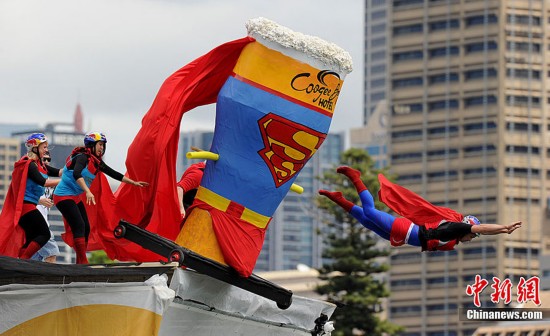 美国女子穿高跟鞋走钢丝 盘点2014奇葩比赛(图