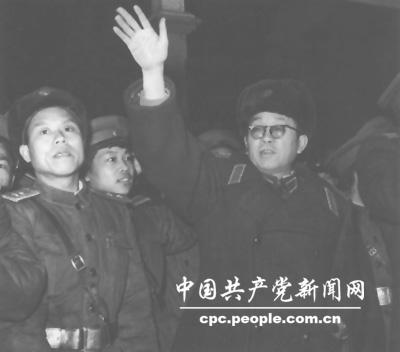 1959年1月，黄克诚在北京西直门火车站欢送转业军人去北大荒工作