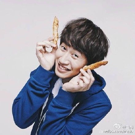 马苏戴长颈鹿口罩自拍 自曝喜欢李光洙(图)