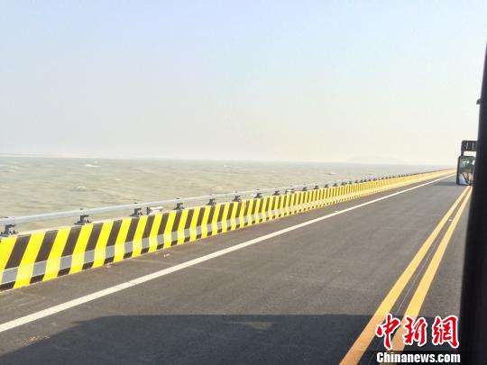 汕頭新建南澳大橋現裂縫？官方稱是油性痕跡（圖）