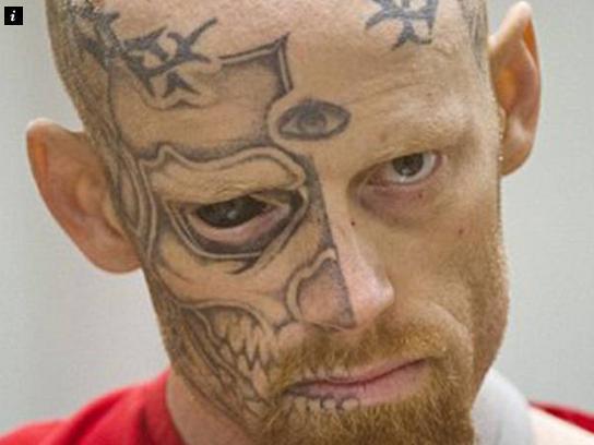 伏地魔现身? 男子眼球全黑半边脸刺青(图)