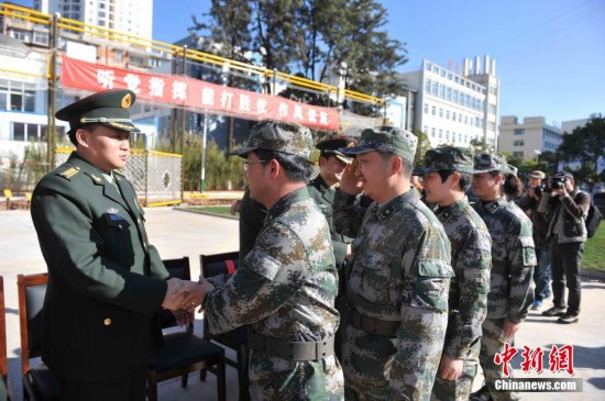 成都军区昆明总医院24人医疗队赴西非抗击埃