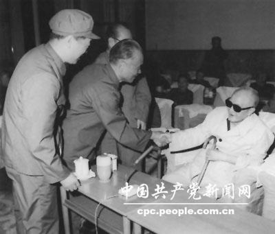 1982年6月，黄克诚（坐者）参加军委座谈会