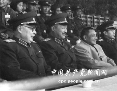 1955年，黄克诚（左四）同邓小平（左三）、陈毅（左一）、贺龙（左二）等在全军射击运动会看台上