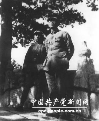 1937年11月，时任八路军第115师第344旅政委的黄克诚（右）在山西五台山