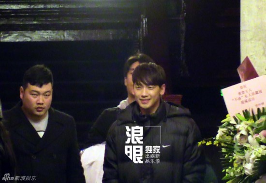 Rain外滩拍戏笑容温暖粉丝一路紧追偶像