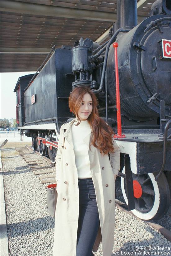 武大校花王维琳海量私照 长腿细腰被誉混血女